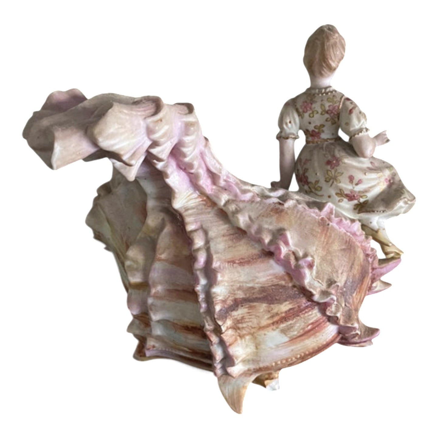 Figura antigua caracola porcelana biscuit mujer sentada sobre gran caracola mar rosa con vestido floral y detalles delicados