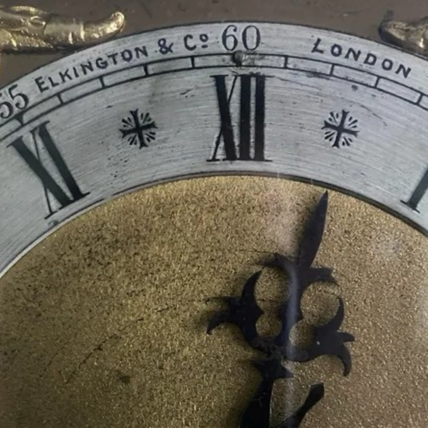 Antiguo reloj chimenea ingles soneria XIX con esfera dorada, numerales romanos, manecillas ornamentadas y marca Elkington London