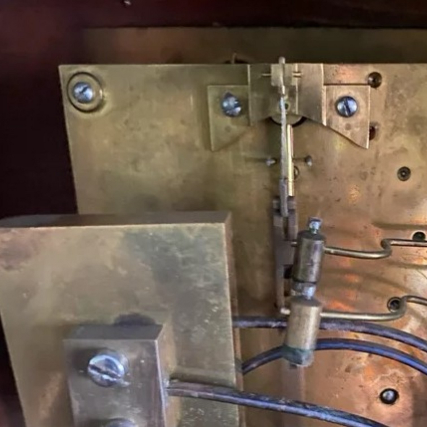 Mecanismo interno en laton de reloj chimenea ingles soneria XIX con varillas de golpe y piezas originales