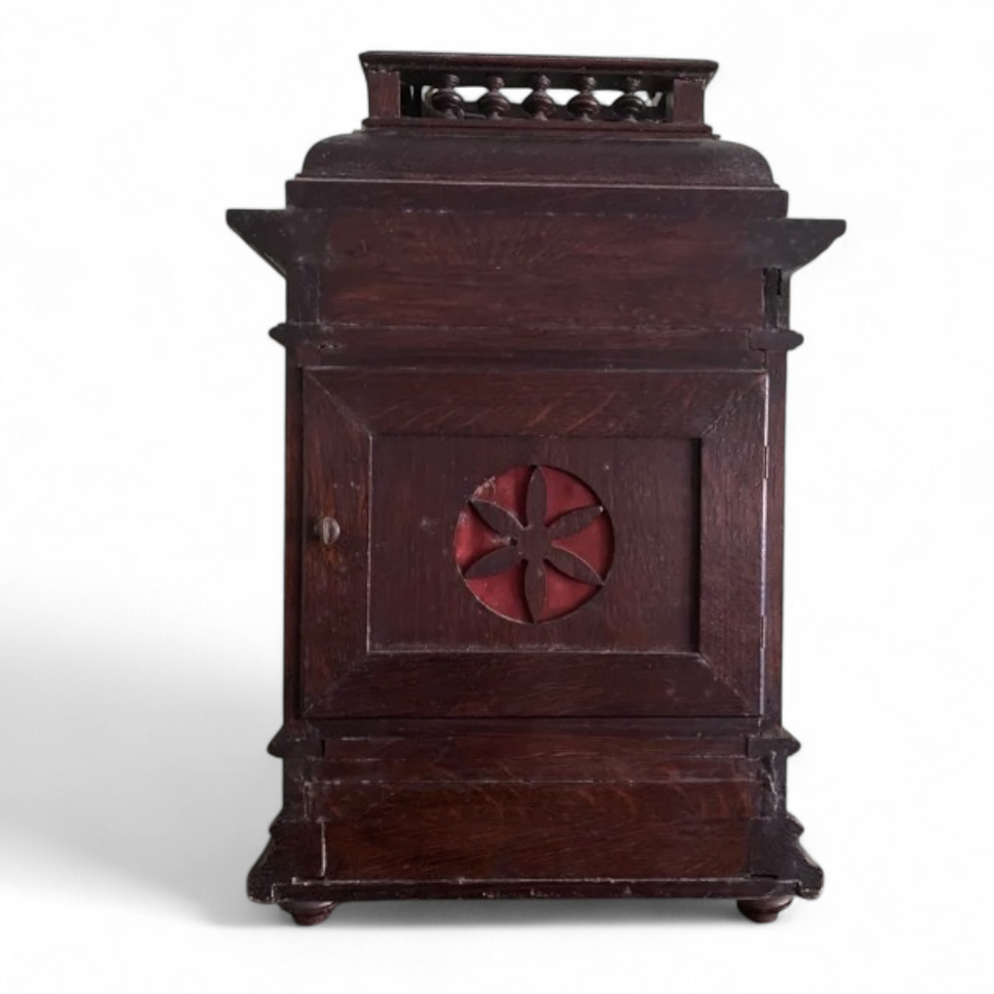 reloj chimenea ingles soneria XIX en madera oscura con frontal tallado y puerta decorativa
