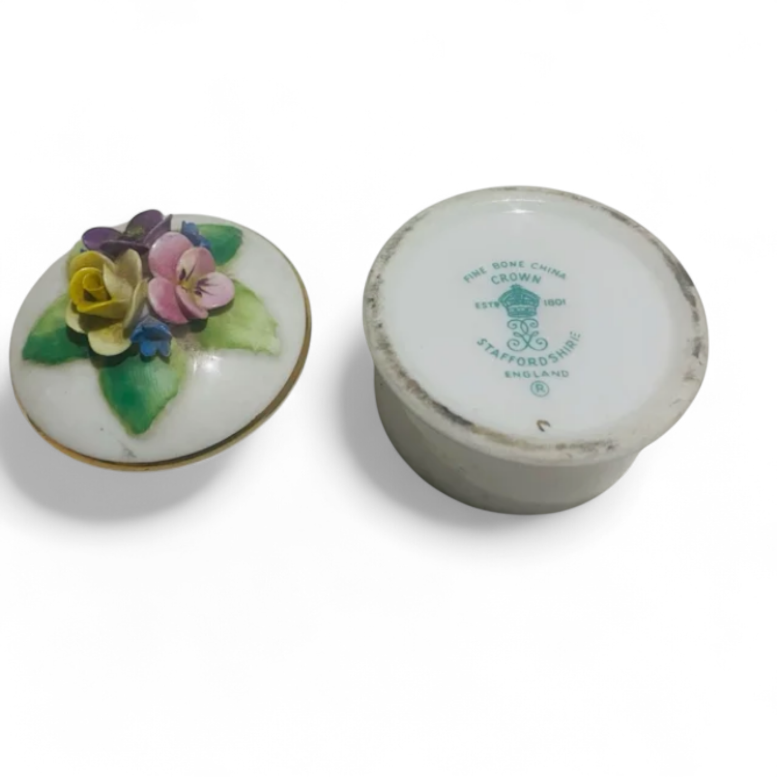 Cajita de Porcelana vintage inglesa con tapa de flores en relieve borde dorado y marca Crown