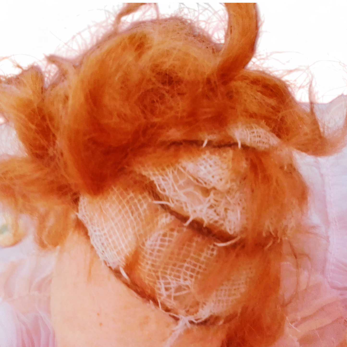 Muñeca antigua coleccion lenci con cabello pelirrojo desordenado y vendas de gasa en la cabeza, detalle de textura
