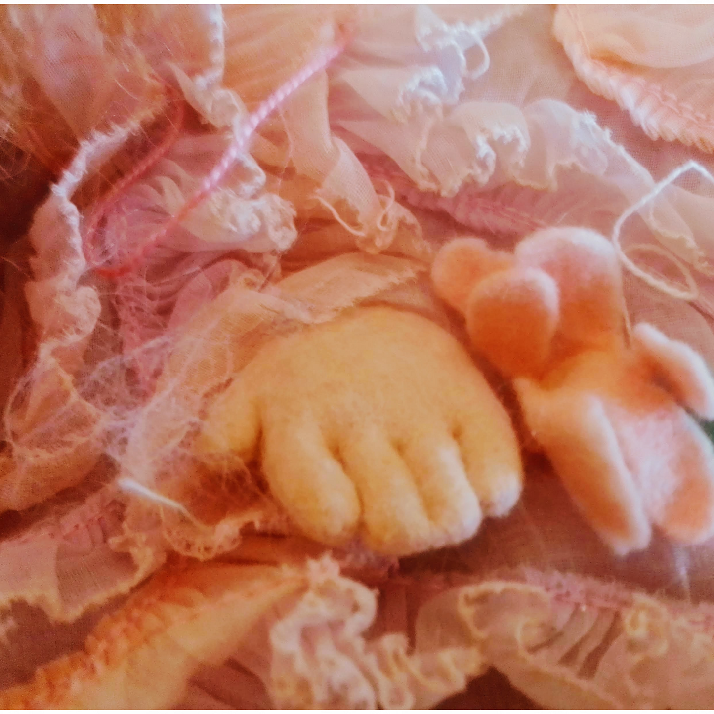 Muñeca antigua coleccion lenci. Primer plano de manos de fieltro y vestido rosa con volantes, muñeca de La Casa de los Laureles