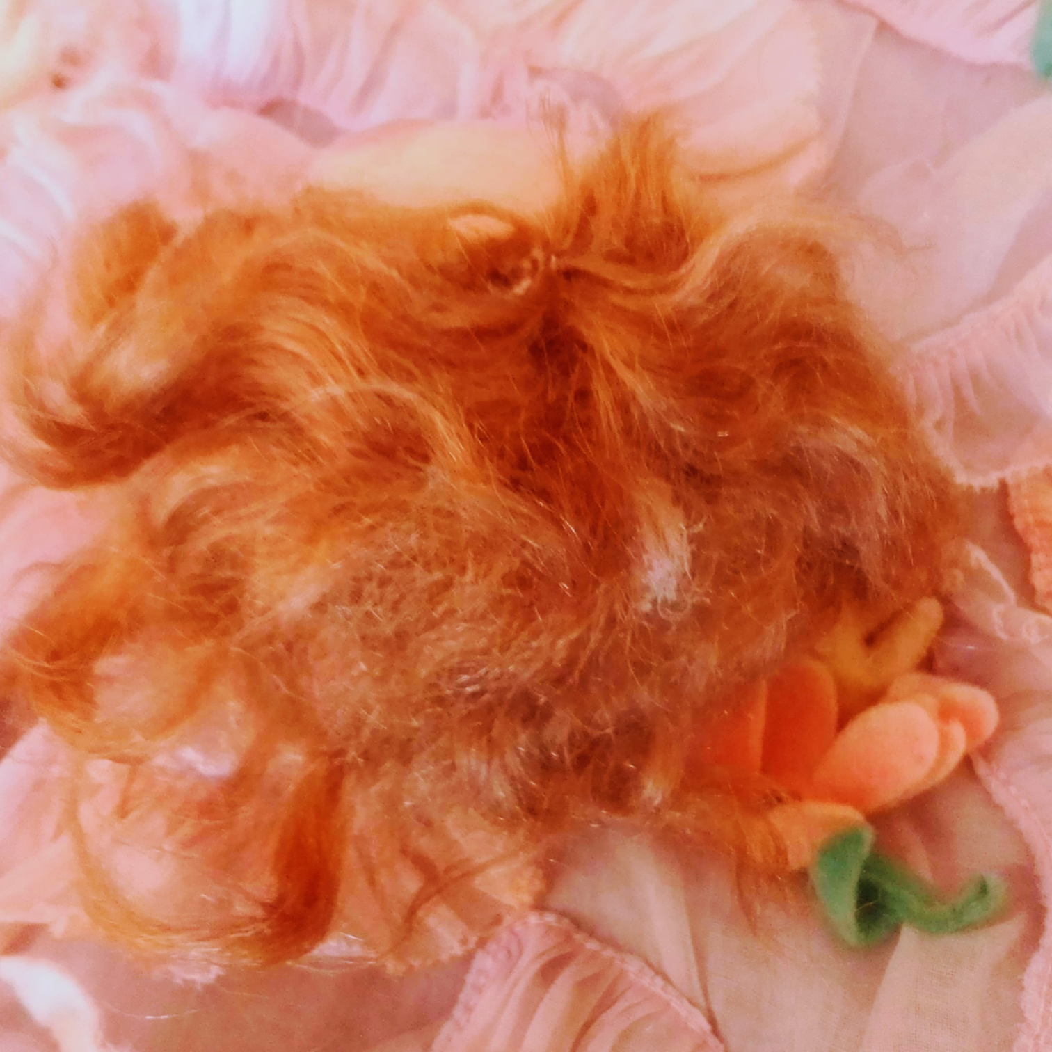 Muñeca antigua coleccion lenci cabeza con pelo rizado rojo anaranjado sobre vestido rosa La Casa de los Laureles