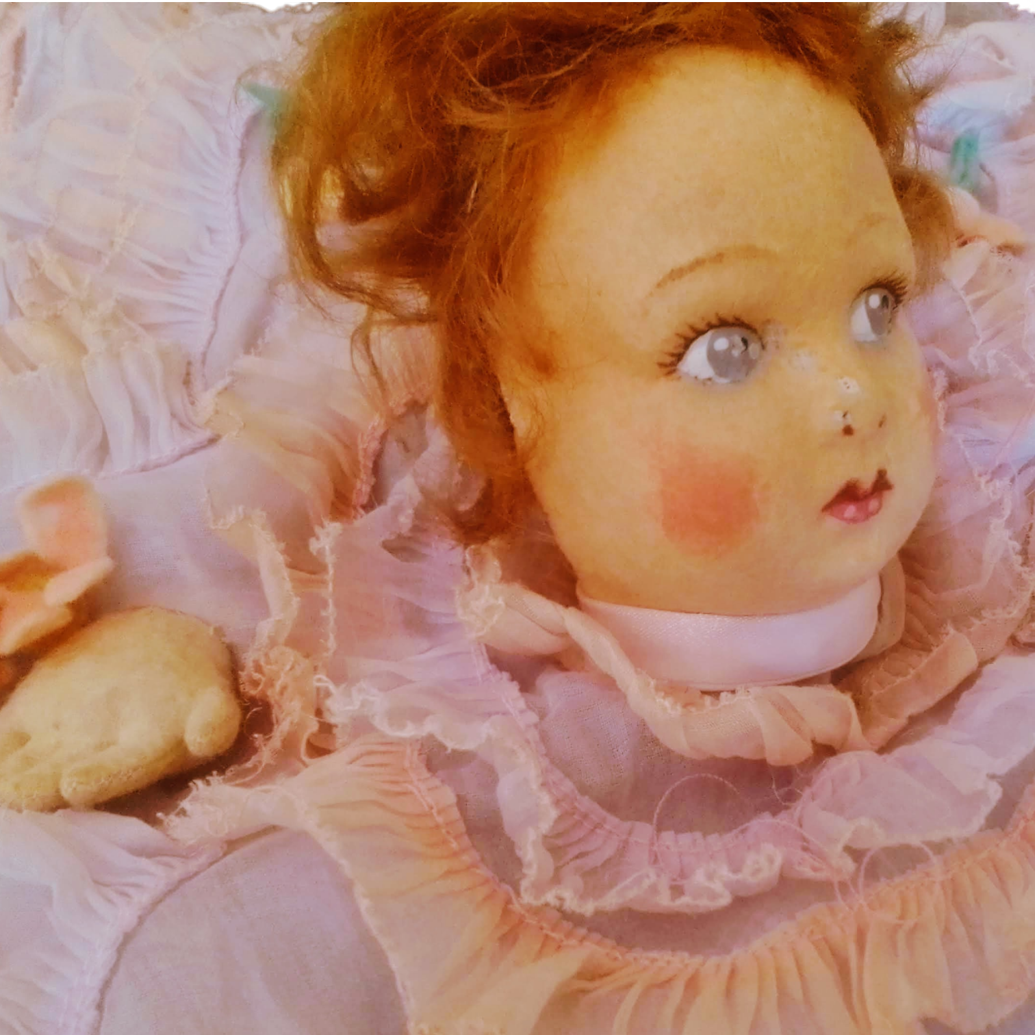 Muñeca antigua coleccion lenci de La Casa de los Laureles cabeza y torso de fieltro pelo rojo mejillas rubor vestido rosa
