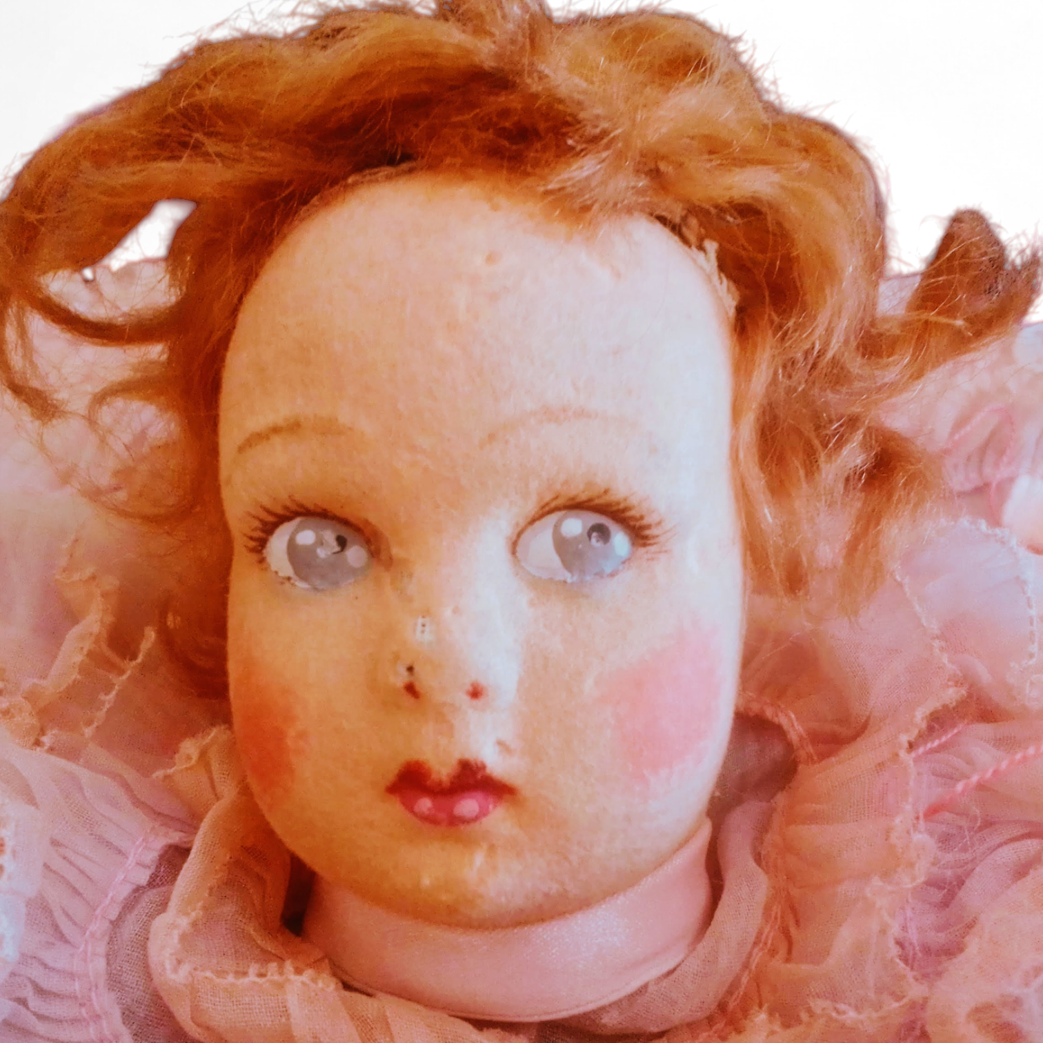 Muñeca antigua coleccion lenci rostro de tela con ojos de cristal cabello rizado rojo vestido rosa de La Casa de los Laureles