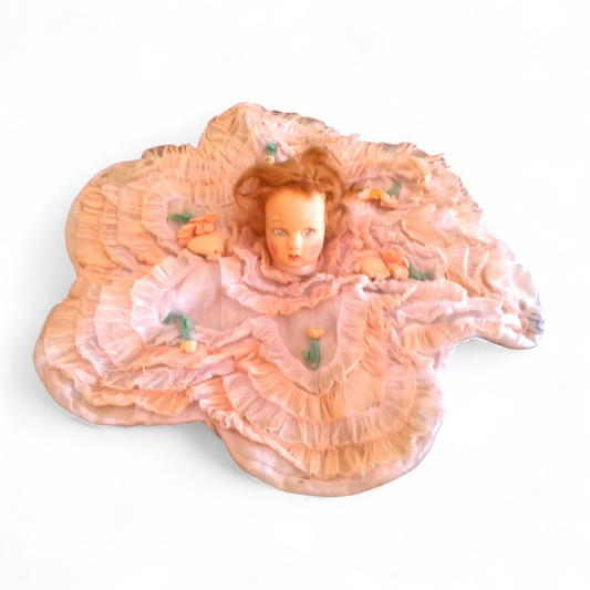 Muñeca antigua coleccion lenci de La Casa de los Laureles con cabeza de muñeca y vestido rosa de volantes