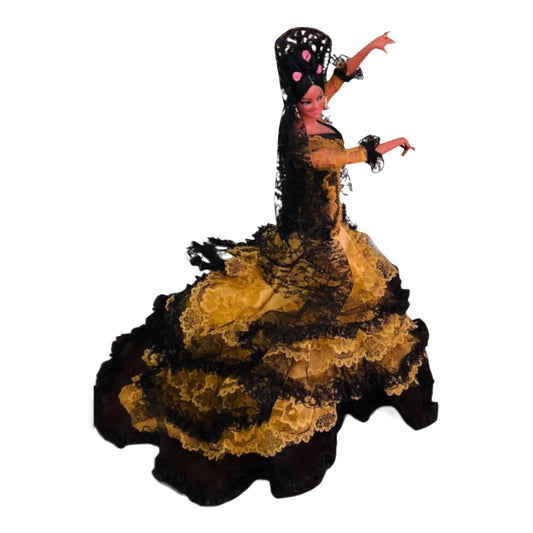 Muñeca Flamenca Vintage Original Marin Chiclana con vestido amarillo y encaje negro mantilla y peineta posando como bailaora